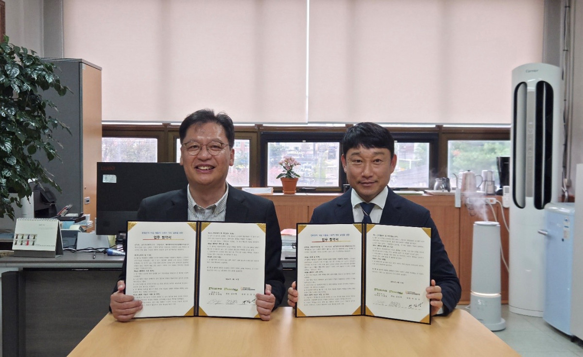 ▲장길상 광주광역시장애인종합복지관 관장(왼쪽)과 윤동혁 누보이엔지 대표가 업무협약 체결 후 기념촬영을 하고 있다.(누보 제공)