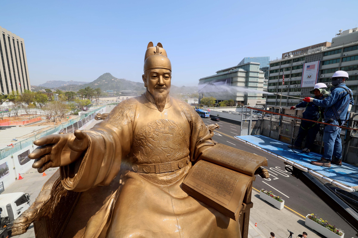 ▲완연한 봄날씨를 보인 13일 서울 종로구 광화문광장에서 관계자들이 세종대왕 동상을 세척하고 있다. 서울시는 광화문광장 세종대왕과 이순신장군 동상의 원형을 보존하기 위해 정기적으로 보수와 세척 작업을 하고 있다. 신태현 기자 holjjak@