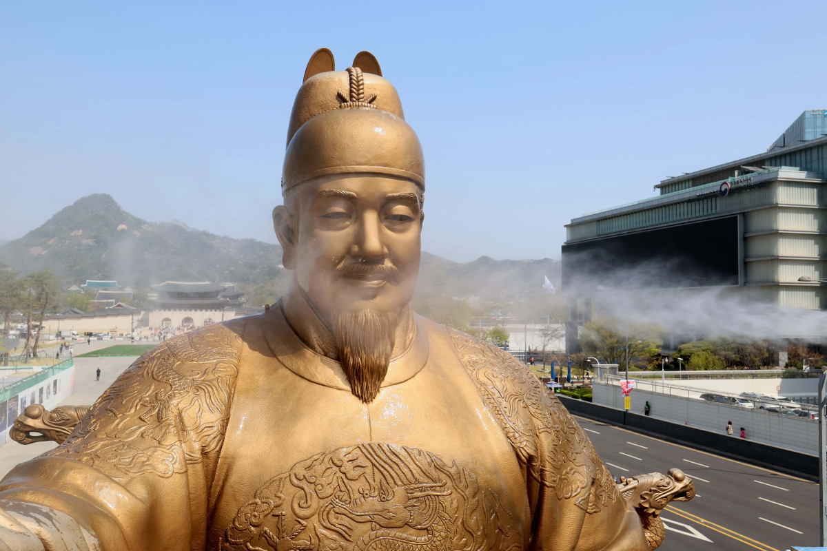 ▲완연한 봄날씨를 보인 13일 서울 종로구 광화문광장에서 관계자들이 세종대왕 동상을 세척하고 있다. 서울시는 광화문광장 세종대왕과 이순신장군 동상의 원형을 보존하기 위해 정기적으로 보수와 세척 작업을 하고 있다. 신태현 기자 holjjak@