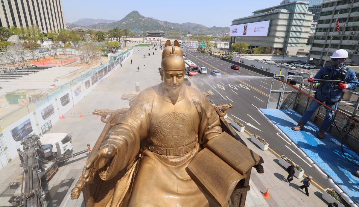 ▲완연한 봄날씨를 보인 13일 서울 종로구 광화문광장에서 관계자들이 세종대왕 동상을 세척하고 있다. 서울시는 광화문광장 세종대왕과 이순신장군 동상의 원형을 보존하기 위해 정기적으로 보수와 세척 작업을 하고 있다. 신태현 기자 holjjak@