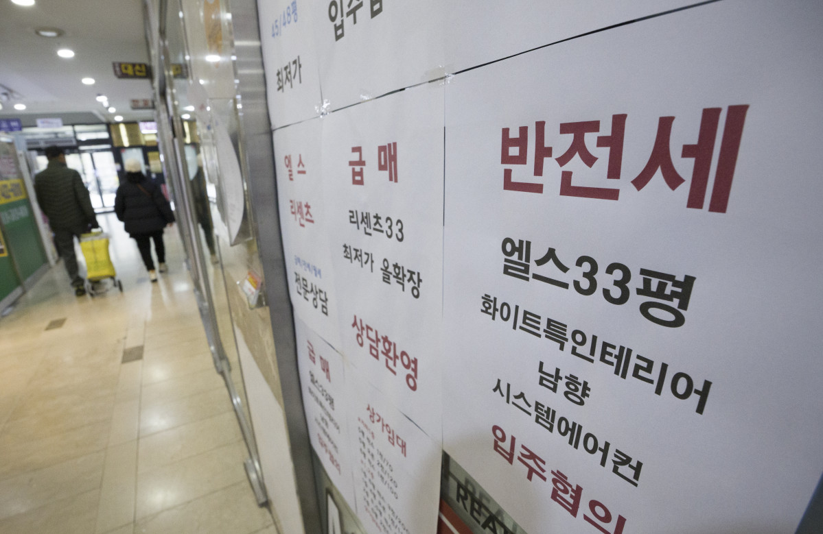 ▲서울의 한 부동산 중개업소 앞에 반전세 안내문이 붙어 있다. (사진제공=뉴시스)
