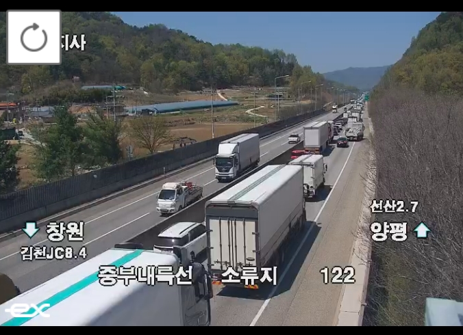 ▲중부내륙고속도로 선산 인근 화물차 사고…양평방향 정체 (출처=로드플러스 캡처)