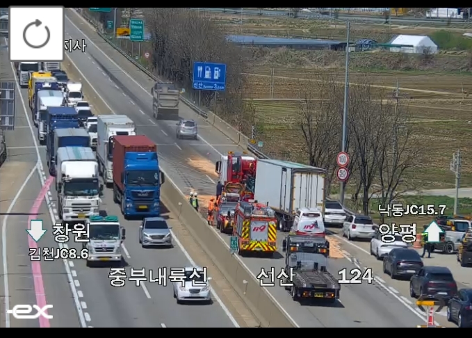 ▲중부내륙고속도로 선산 인근 화물차 사고…양평방향 정체 (출처=로드플러스 캡처)