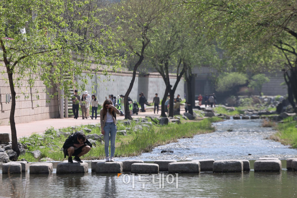 ▲13일 서울 종로구 청계천에서 시민들이 따뜻한 날씨를 즐기며 산책하고 있다. 서울 낮 최고 기온이 25도를 넘어서며 초여름 날씨가 이어지고 있다. 봄비가 그친 뒤로 기온이 가파르게 상승하며 시민들 사이에서는 반소매 차림이 눈에 띄게 늘었다. 기온은 평년보다 높거나 비슷한 수준을 유지할 전망이다. 다만 일교차가 15도 안팎까지 벌어질 것으로 보여 건강관리에 주의가 필요하다. 김예연 인턴기자 kimye@