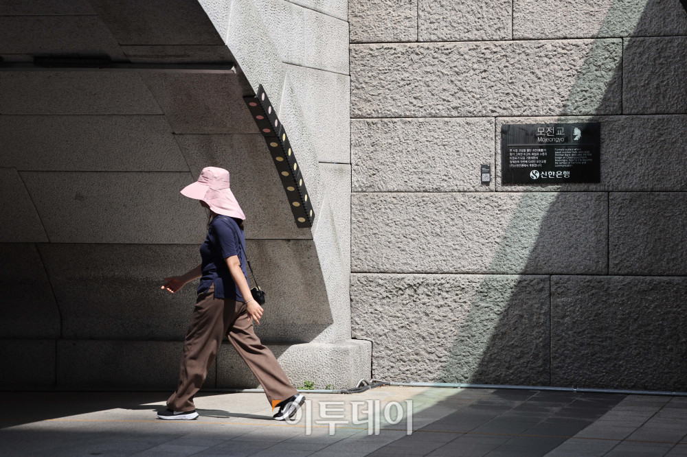 ▲13일 서울 종로구 청계천에서 시민들이 따뜻한 날씨를 즐기며 산책하고 있다. 서울 낮 최고 기온이 25도를 넘어서며 초여름 날씨가 이어지고 있다. 봄비가 그친 뒤로 기온이 가파르게 상승하며 시민들 사이에서는 반소매 차림이 눈에 띄게 늘었다. 기온은 평년보다 높거나 비슷한 수준을 유지할 전망이다. 다만 일교차가 15도 안팎까지 벌어질 것으로 보여 건강관리에 주의가 필요하다. 김예연 인턴기자 kimye@