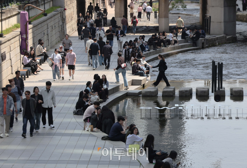 ▲13일 서울 종로구 청계천에서 시민들이 따뜻한 날씨를 즐기며 산책하고 있다. 서울 낮 최고 기온이 25도를 넘어서며 초여름 날씨가 이어지고 있다. 봄비가 그친 뒤로 기온이 가파르게 상승하며 시민들 사이에서는 반소매 차림이 눈에 띄게 늘었다. 기온은 평년보다 높거나 비슷한 수준을 유지할 전망이다. 다만 일교차가 15도 안팎까지 벌어질 것으로 보여 건강관리에 주의가 필요하다. 김예연 인턴기자 kimye@