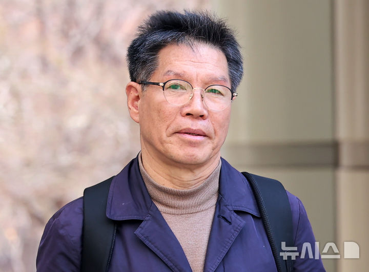 ▲일본군 위안부 피해자를 모욕하고 허위 사실을 유포한 혐의를 받는 김병헌 위안부법폐지국민행동 대표가 지난달 20일 서울 서초구 서울중앙지방법원에서 열리는 구속 전 피의자 심문 (뉴시스)