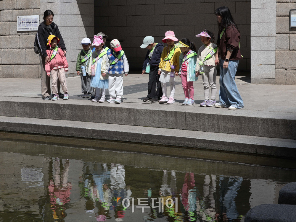 ▲13일 서울 종로구 청계천에서 시민들이 따뜻한 날씨를 즐기며 산책하고 있다. 서울 낮 최고 기온이 25도를 넘어서며 초여름 날씨가 이어지고 있다. 봄비가 그친 뒤로 기온이 가파르게 상승하며 시민들 사이에서는 반소매 차림이 눈에 띄게 늘었다. 기온은 평년보다 높거나 비슷한 수준을 유지할 전망이다. 다만 일교차가 15도 안팎까지 벌어질 것으로 보여 건강관리에 주의가 필요하다. 김예연 인턴기자 kimye@