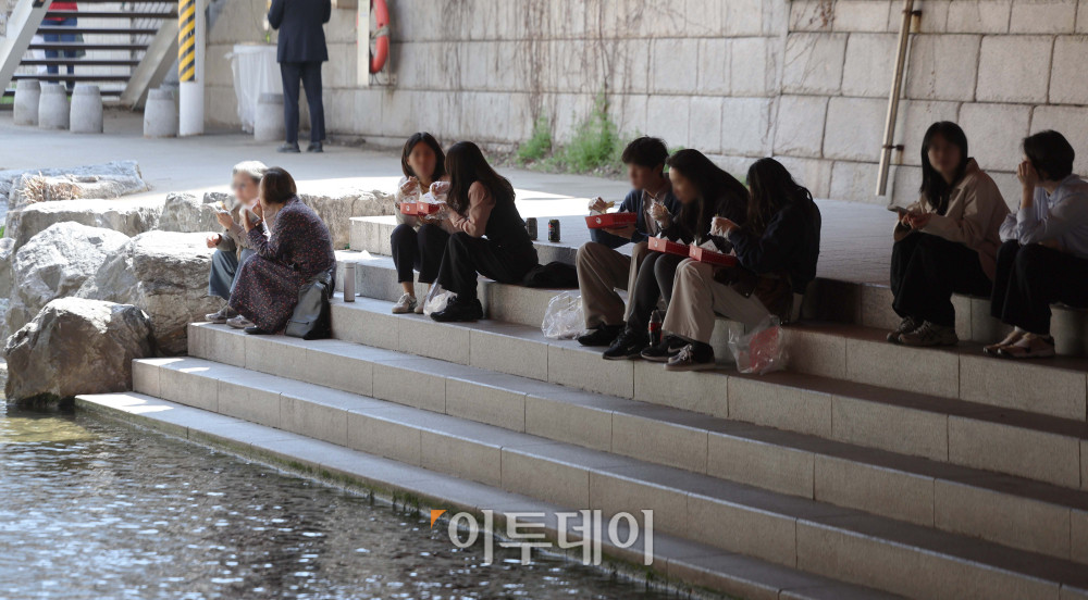 ▲13일 서울 종로구 청계천에서 시민들이 따뜻한 날씨를 즐기며 산책하고 있다. 서울 낮 최고 기온이 25도를 넘어서며 초여름 날씨가 이어지고 있다. 봄비가 그친 뒤로 기온이 가파르게 상승하며 시민들 사이에서는 반소매 차림이 눈에 띄게 늘었다. 기온은 평년보다 높거나 비슷한 수준을 유지할 전망이다. 다만 일교차가 15도 안팎까지 벌어질 것으로 보여 건강관리에 주의가 필요하다. 김예연 인턴기자 kimye@