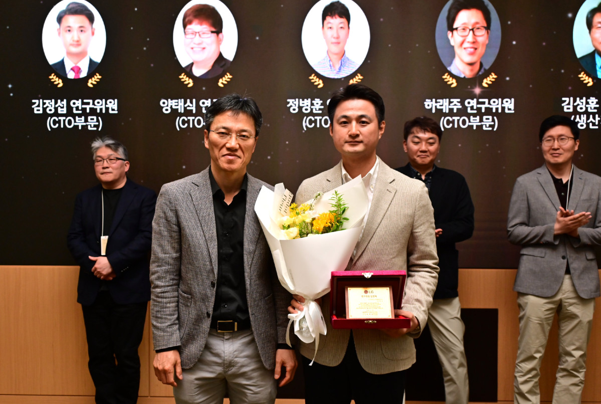 ▲LG전자가 미래준비 경쟁력 확보를 주도할 인재를 연구위원과 전문위원으로 발탁했다. 서초 R&D캠퍼스에서 열린 임명식에서 LG전자 CTO 김병훈 부사장(좌측)이 CTO부문 소자재료연구소 김정섭 연구위원(우측)과 함께 기념 촬영을 하고 있다. (사진제공=LG전자)