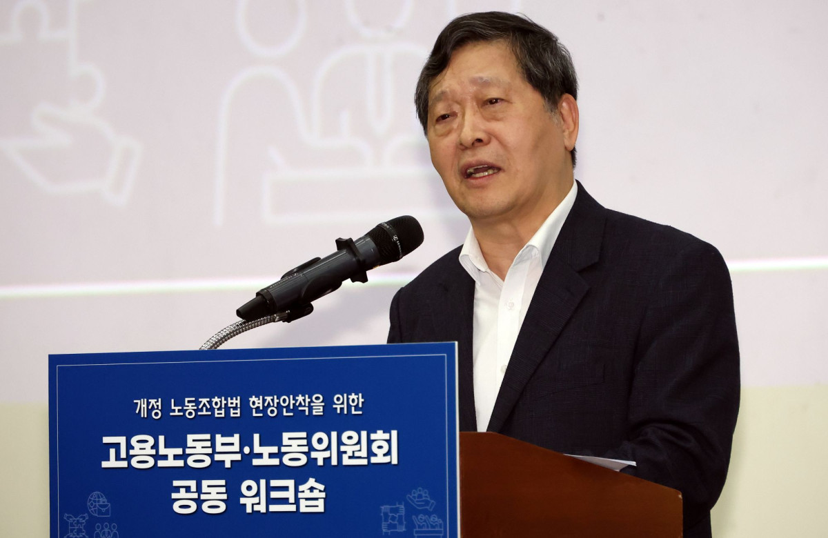 ▲박수근 중앙노동위원장이 지난달 4일 세종시 정부세종컨벤션센터에서 열린 개정 노동조합법 현장안착을 위한 고용노동부-노동위원회 공동워크숍에서 발언하고 있다. (뉴시스)