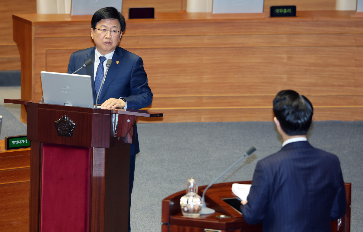 ▲최교진 교육부 장관이 13일 국회에서 열린 교육·사회·문화 분야 대정부 질문에서 더불어민주당 김영호 의원의 질문에 답하고 있다. (연합뉴스)