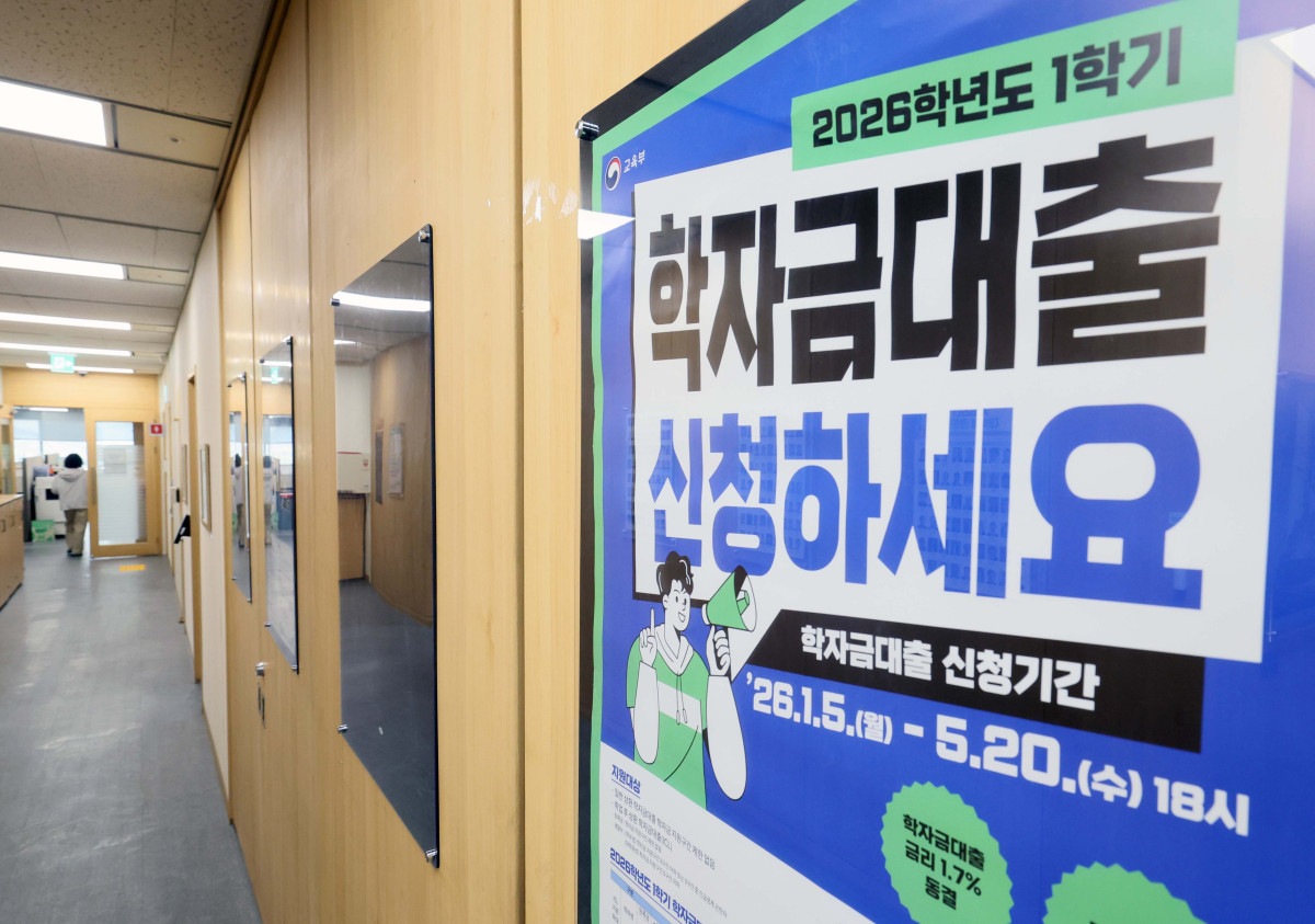 ▲대학 졸업후 취업을 해 일정수준 소득이 있는데도 학자금 대출을 갚지 못한 비율이 지난해 20%에 육박해 역대 최고에 달한 것으로 집계됐다. 13일 국세청 국세통계포털에 따르면 2025년 귀속 '취업 후 상환 학자금 대출'(ICL)의 미상환비율(이하 누적 기준)은 금액 기준 19.4%, 인원 기준 18.0%로 각각 분석됐다. 이는 2012년 통계 작성 이래 가장 높은 수준으로, 갚아야 할 청년 5명 중 1명꼴로 상환을 못 하고 있다는 의미다. 금액 기준으로는 3385억원만 상환됐고 813억원은 미상환 상태로 체납액이 800억원을 넘긴 것은 통계 작성 이래 처음이다. 지난해 1인당 평균 체납액 또한 141만원으로 역대 최대치를 기록했다. 이날 한국장학재단 서울사무소에 학자금대출 관련 홍보물이 게시돼 있다. 신태현 기자 holjjak@