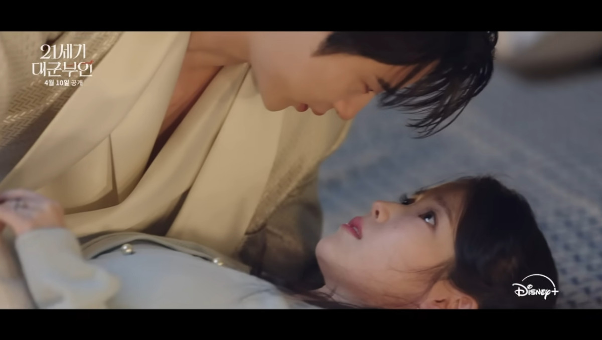 ▲흐린 눈 필수…‘21세기 대군부인’ 설정 오류 뒷말 [해시태그] (출처=유튜브 채널 '디즈니 플러스 코리아' 캡처)