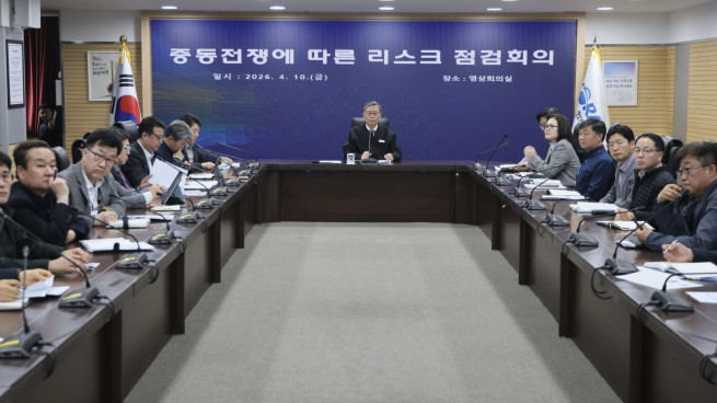 ▲김태승 코레일 사장(사진 가운데)이 중동전쟁에 따른 리스크 점검회의를 열고 철도 분야별 에너지 절감 대책 이행상황을 점검하고 있다. (사진제공=한국철도공사)