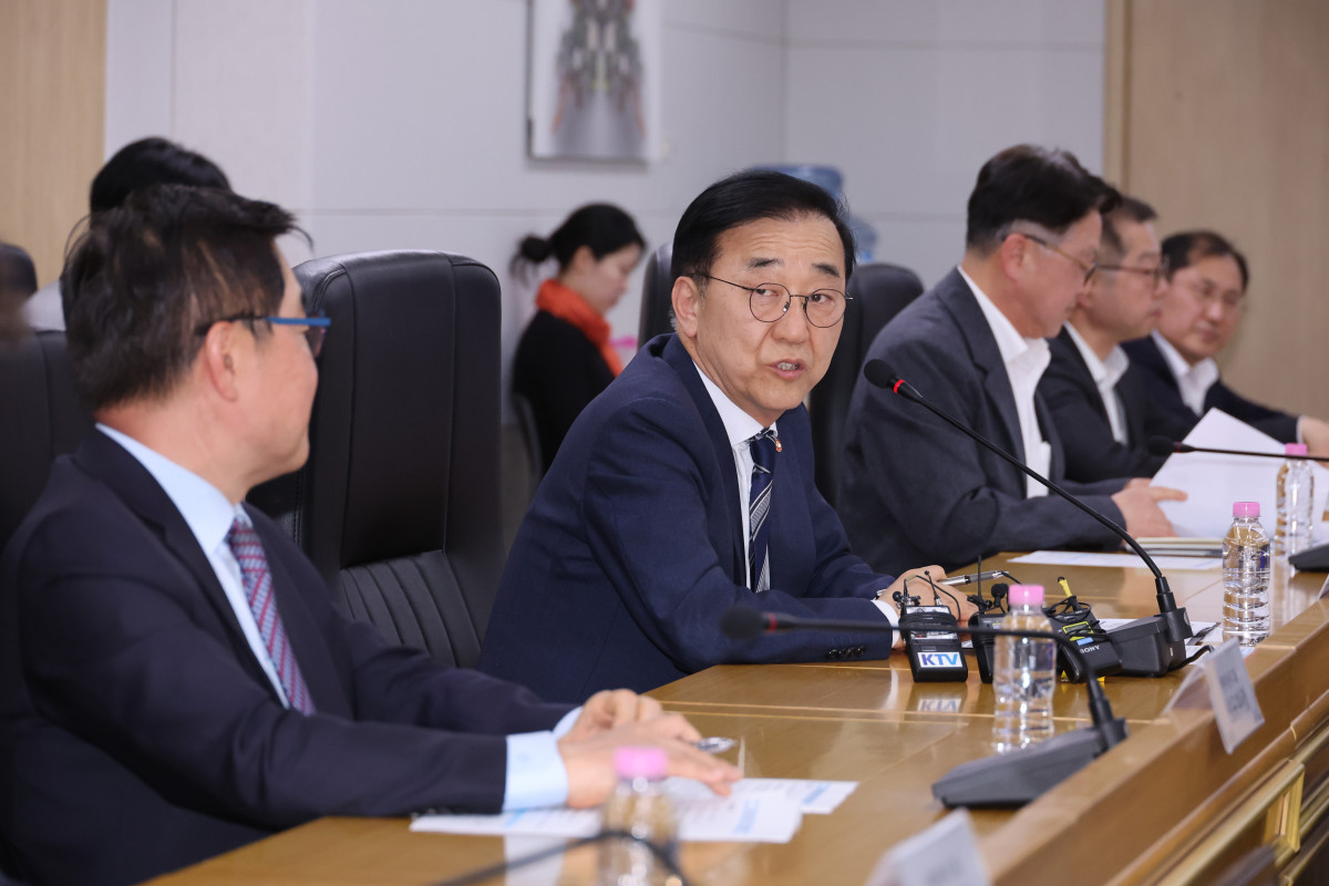 ▲김윤덕 국토교통부 장관이 13일 세종시 정부세종청사에서 '새만금 투자지원 TF' 킥오프 회의를 주재하고 있다. (사진제공=연합뉴스)