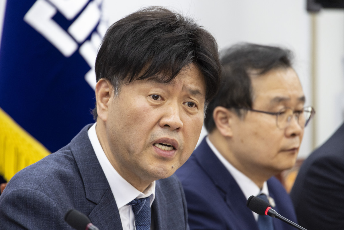 ▲대장동 일당으로부터 금품을 받은 혐의로 법정 구속됐다가 지난해 보석으로 석방된 김용 전 민주연구원 부원장이 13일 국회에서 가진 기자간담회에서 검찰 기소의 부당함에 대해 설명하고 있다. 사진=연합뉴스