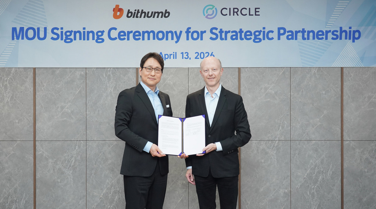 ▲이재원 빗썸 대표이사(왼쪽)와 제레미 얼레어 서클 CEO(오른쪽)가 MOU 체결 기념 촬영을 하고 있다. (사진=빗썸)