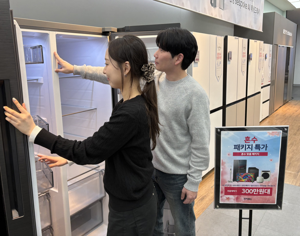 ▲전자랜드 용산본점에서 신혼부부가 300만원대 ‘실속형 혼수 패키지’ 가전제품을 살펴보고 있다. (사진제공=전자랜드)