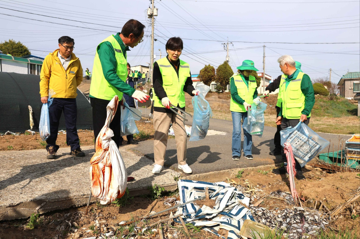 ▲송미령 농림축산식품부 장관이 13일 태안군 소원면 모항1리 마을에서 주민, 클린농촌단, 지방정부, 유관기관 관계자들과 함께 영농폐비닐과 농약용기 수거활동을 벌이고 있다. (사진제공=농림축산식품부)