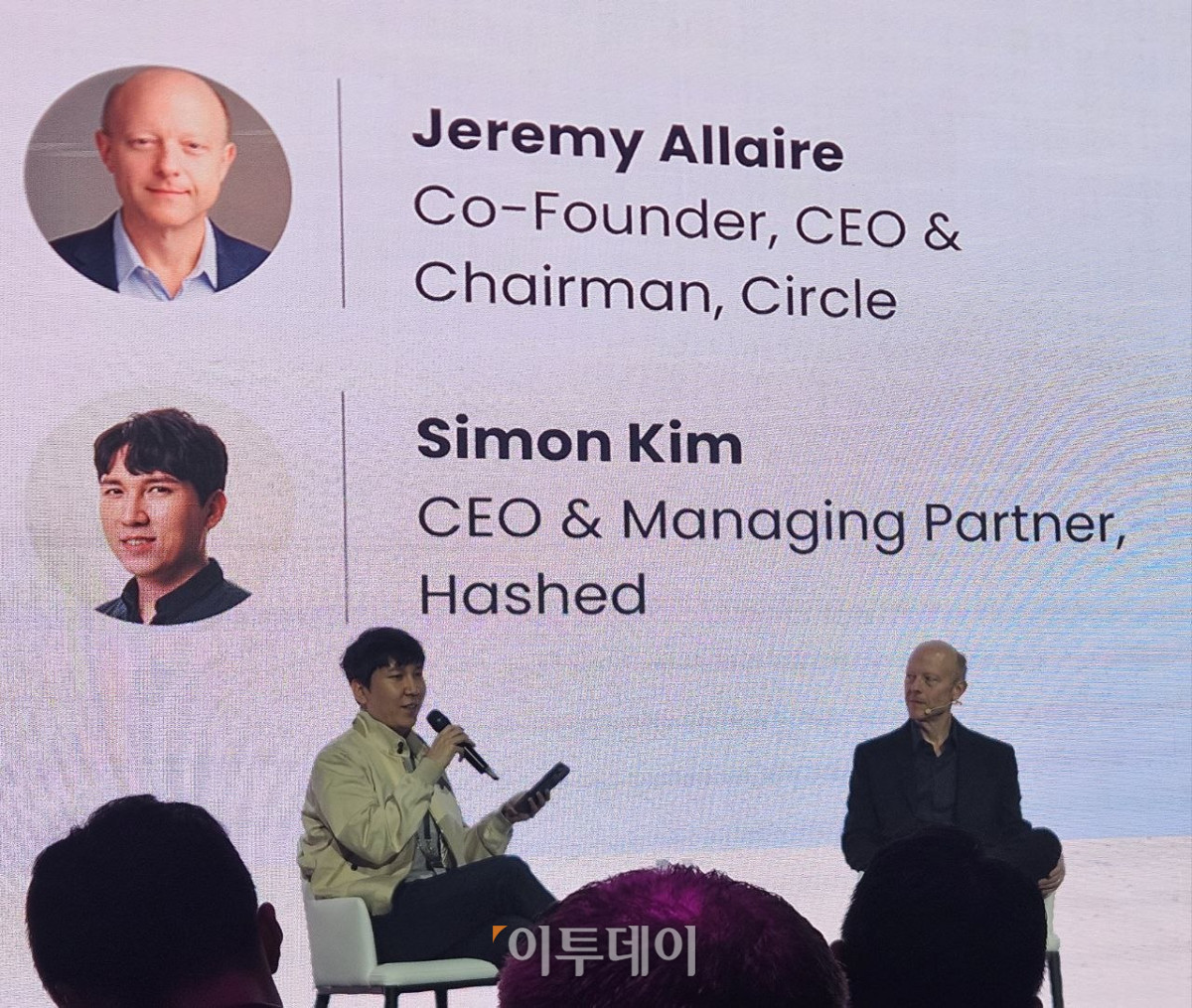 ▲김서준 해시드 대표와 제레미 알레어 써클 창업자 겸 최고경영자(CEO)가 13일 서울시 강남구 에스제이쿤스트할레에서 대담하고 있다. (박정호 기자 godot@)