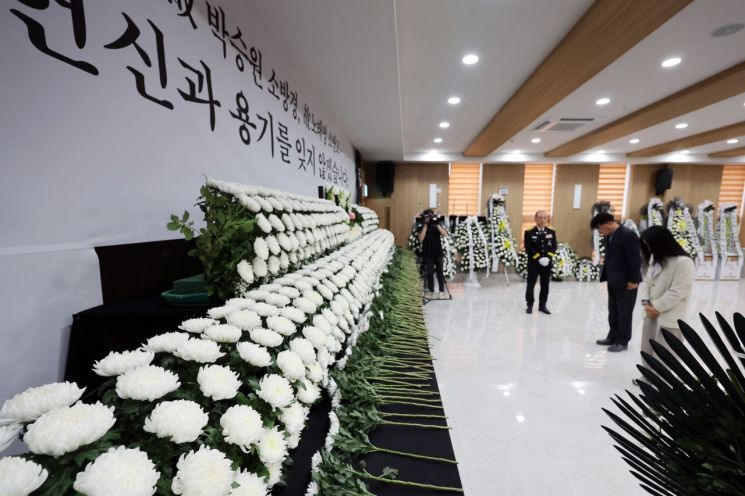 ▲전남 완도군 문화예술의전당에 마련된 故(고) 박승원 소방위·노태영 소방사 합동분향소에서 추모객이 인사를 올리고 있다. (사진제공=연합뉴스)