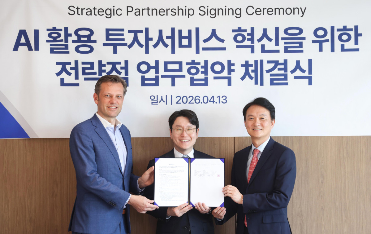 ▲13일 오후 서울 여의도 키움증권 본사에서 LG AI연구원-LSEG-키움증권이 금융 AI 에이전트 서비스 출시를 위한 3자 업무협약을 체결했다. (사진 왼쪽부터 니콜라스 팔마뉴 LSEG 글로벌영업대표, 임우형 LG AI연구원장, 엄주성 키움증권 대표) (사진제공-LG)