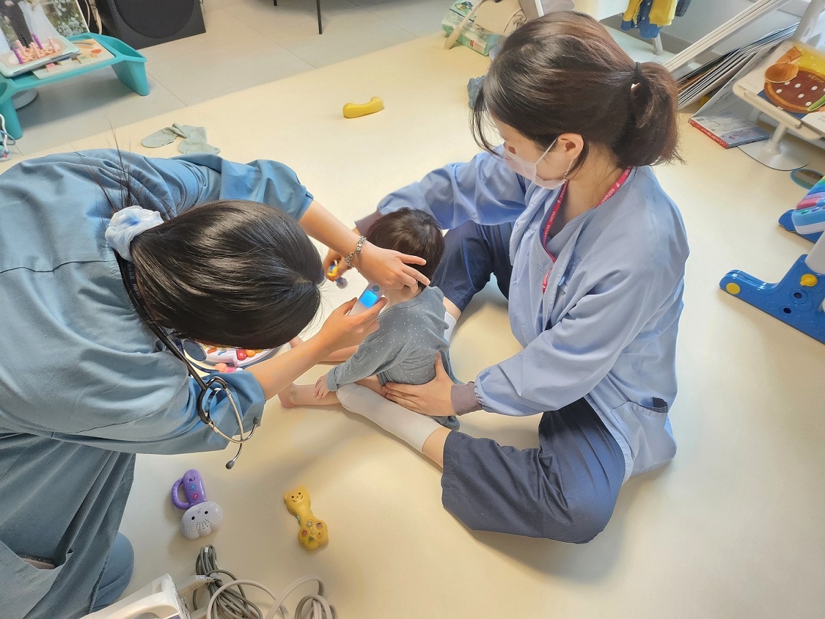 ▲분당서울대병원 재택의료팀이 중증 소아환자 가정을 방문해 재택의료 서비스를 제공하고 있다. (사진제공=분당서울대병원)