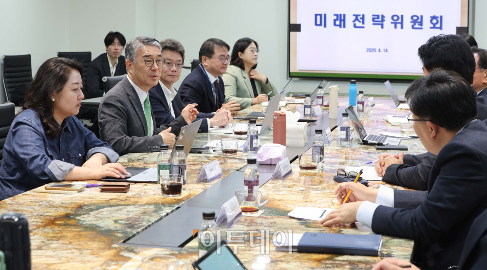 ▲이투데이 2026년 미래전략위원회 회의가 14일 서울 강남구 이투데이빌딩에서 열렸다. 이날 회의에는 안완기 위원장을 비롯해 이정훈, 이한경, 김철만 위원 등과 본지 이종재 대표이사 등이 참석해 보도 방향성에 대해 의견을 나눴다. 김예연 인턴기자 kimye@