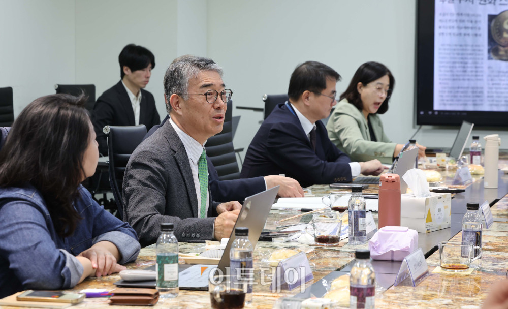 ▲이투데이 2026년 미래전략위원회 회의가 14일 서울 강남구 이투데이빌딩에서 열렸다. 이날 회의에는 안완기 위원장을 비롯해 이정훈, 이한경, 김철만 위원 등과 본지 이종재 대표이사 등이 참석해 보도 방향성에 대해 의견을 나눴다. 김예연 인턴기자 kimye@