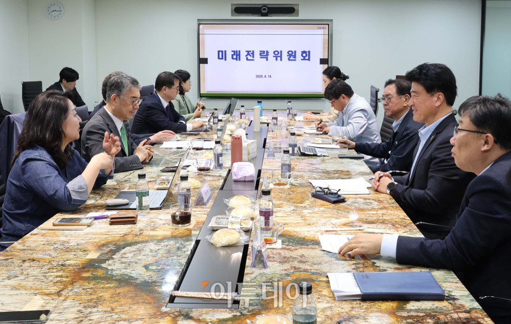 ▲이투데이 2026년 미래전략위원회 회의가 14일 서울 강남구 이투데이빌딩에서 열렸다. 이날 회의에는 안완기 위원장을 비롯해 이정훈, 이한경, 김철만 위원 등과 본지 이종재 대표이사 등이 참석해 보도 방향성에 대해 의견을 나눴다. 김예연 인턴기자 kimye@