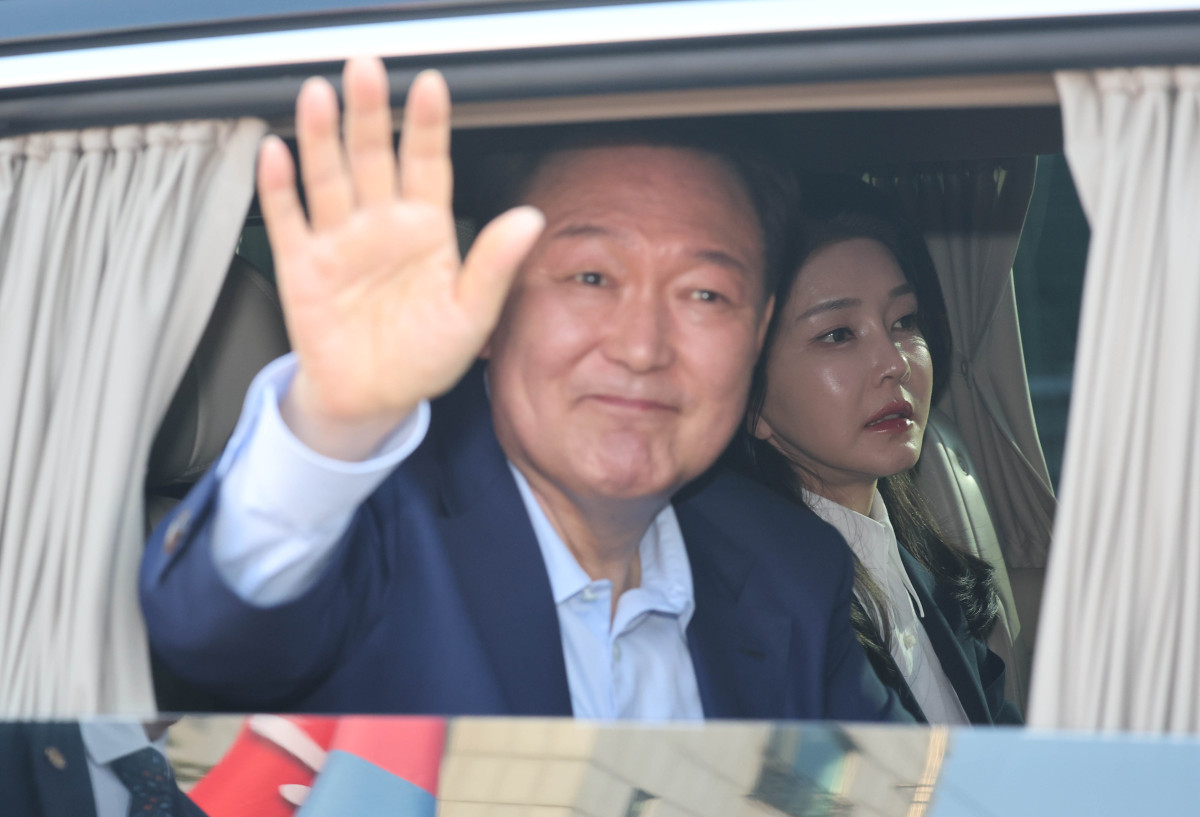 ▲윤석열 전 대통령과 김건희 여사가 헌법재판소 파면 결정 후 일주일 만인 지난해 4월 11일 오후 서울 용산구 한남동 대통령 관저를 떠나고 있다. (뉴시스)