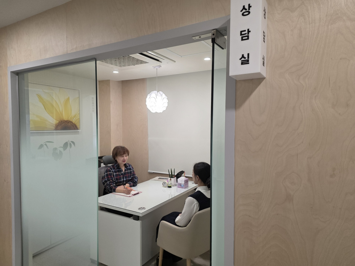 ▲서울특별시 구로구 모자 건강 센터 ‘마음의 봄’ 맘(mom & 心) 건강상담실에서 심리 상담을 받고 있는 모습. (사진 제공 = 구로구)