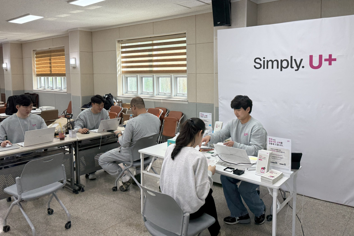 ▲LG유플러스가 13일 시작한 유심(USIM) 업데이트 및 무료 교체 첫날 실적이 총 18만1009 건으로 집계됐다. 사진은 13일 오후 경상북도 울릉군 어업인복지회관에 마련된 유심 업데이트 및 무료 교체 부스에 LG유플러스 고객이 방문해 안내를 받고 있는 모습. (사진제공=LG유플러스)