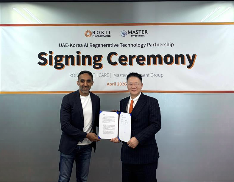 ▲유석환 로킷헬스케어 회장(오른쪽)과 압둘라 UAE 왕자가 13일 서울 구로구 로킷헬스케어 본사에서 UAE 합작법인 설립을 위한 업무협약 체결 후 기념 촬영을 하고 있다. (사진제공=로킷헬스케어)