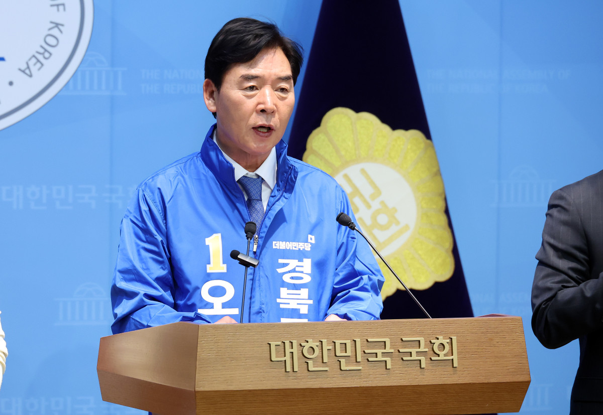 ▲오중기 더불어민주당 경북도지사 예비후보가 6일 국회 소통관에서 기자회견을 열고 "멈춘 경북의 심장을 다시 뛰게 하겠다"며 출마를 공식 선언하고 있다. (연합뉴스)