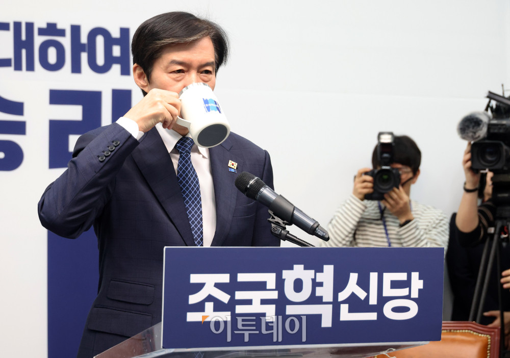 ▲조국 조국혁신당 대표가 14일 서울 여의도 국회에서 재보궐선거 출마 기자회견에 앞서 물을 마시고 있다. 이 자리에서 조 대표는 "6월 3일, 평택(을) 국회의원 재선거에 출마하겠다"며 "조국혁신당의 열세 번째 국회의원이 되어 집권 민주당 소속 의원보다 더 뜨거운 마음으로 ‘내란 완전 종식, 진짜 개혁 완수’라는 시대적 과제를 책임지고 실천하겠다"고 밝혔다. 고이란 기자 photoeran@