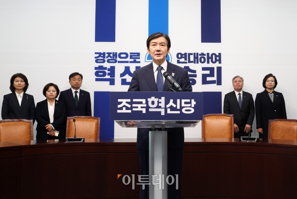 ▲조국 조국혁신당 대표가 14일 서울 여의도 국회에서 재보궐선거 출마 기자회견을 하고 있다. 이 자리에서 조 대표는 "6월 3일, 평택(을) 국회의원 재선거에 출마하겠다"며 "조국혁신당의 열세 번째 국회의원이 되어 집권 민주당 소속 의원보다 더 뜨거운 마음으로 ‘내란 완전 종식, 진짜 개혁 완수’라는 시대적 과제를 책임지고 실천하겠다"고 밝혔다. 고이란 기자 photoeran@