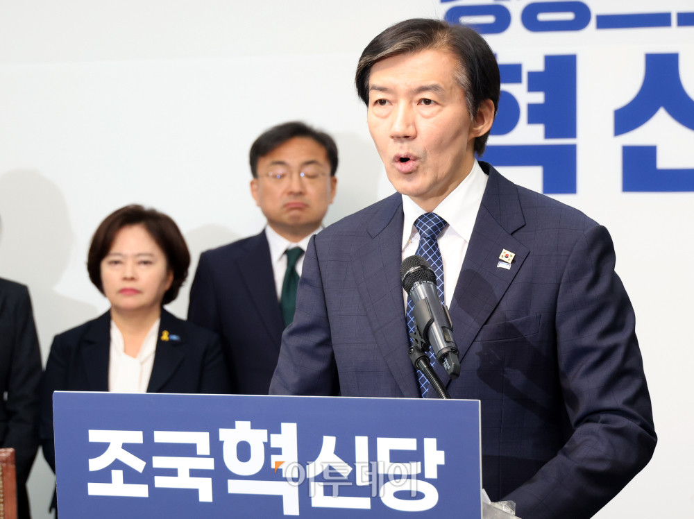 ▲조국 조국혁신당 대표가 14일 서울 여의도 국회에서 재보궐선거 출마 기자회견을 하고 있다. 이 자리에서 조 대표는 "6월 3일, 평택(을) 국회의원 재선거에 출마하겠다"며 "조국혁신당의 열세 번째 국회의원이 되어 집권 민주당 소속 의원보다 더 뜨거운 마음으로 ‘내란 완전 종식, 진짜 개혁 완수’라는 시대적 과제를 책임지고 실천하겠다"고 밝혔다. 고이란 기자 photoeran@