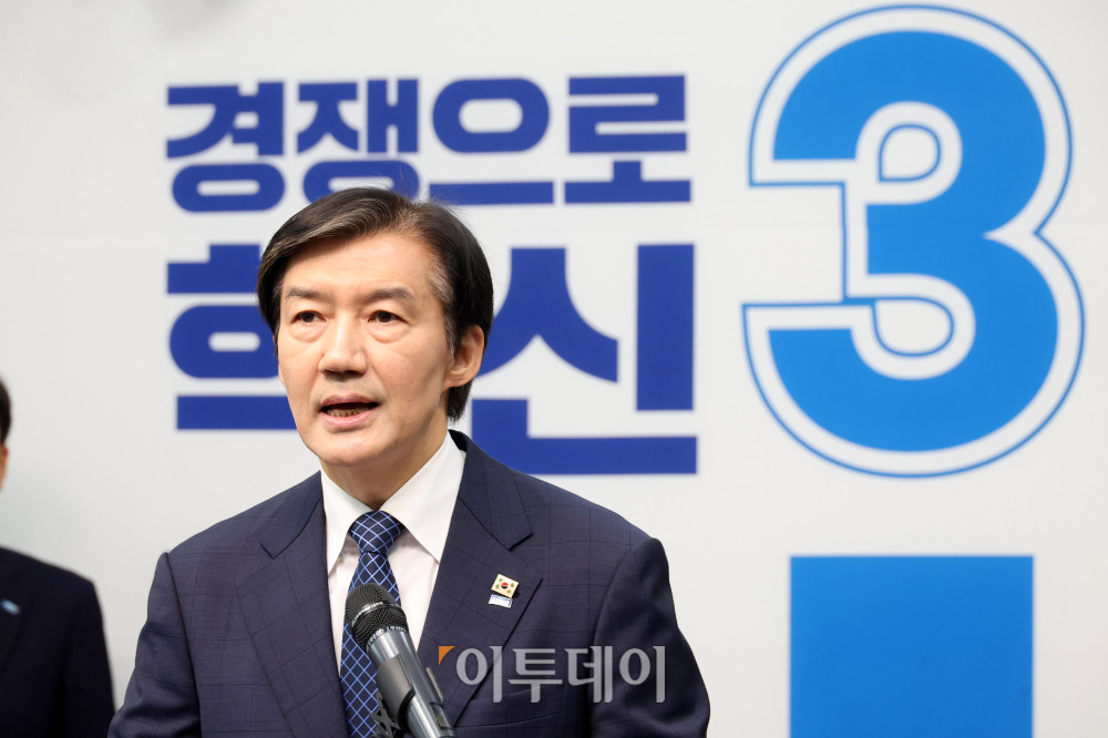▲조국 조국혁신당 대표가 14일 서울 여의도 국회에서 재보궐선거 출마 기자회견을 하고 있다. 이 자리에서 조 대표는 "6월 3일, 평택(을) 국회의원 재선거에 출마하겠다"며 "조국혁신당의 열세 번째 국회의원이 되어 집권 민주당 소속 의원보다 더 뜨거운 마음으로 ‘내란 완전 종식, 진짜 개혁 완수’라는 시대적 과제를 책임지고 실천하겠다"고 밝혔다. 고이란 기자 photoeran@