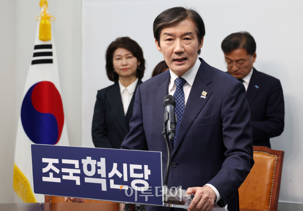 ▲조국 조국혁신당 대표가 14일 서울 여의도 국회에서 재보궐선거 출마 기자회견을 하고 있다. 이 자리에서 조 대표는 "6월 3일, 평택(을) 국회의원 재선거에 출마하겠다"며 "조국혁신당의 열세 번째 국회의원이 되어 집권 민주당 소속 의원보다 더 뜨거운 마음으로 ‘내란 완전 종식, 진짜 개혁 완수’라는 시대적 과제를 책임지고 실천하겠다"고 밝혔다. 고이란 기자 photoeran@