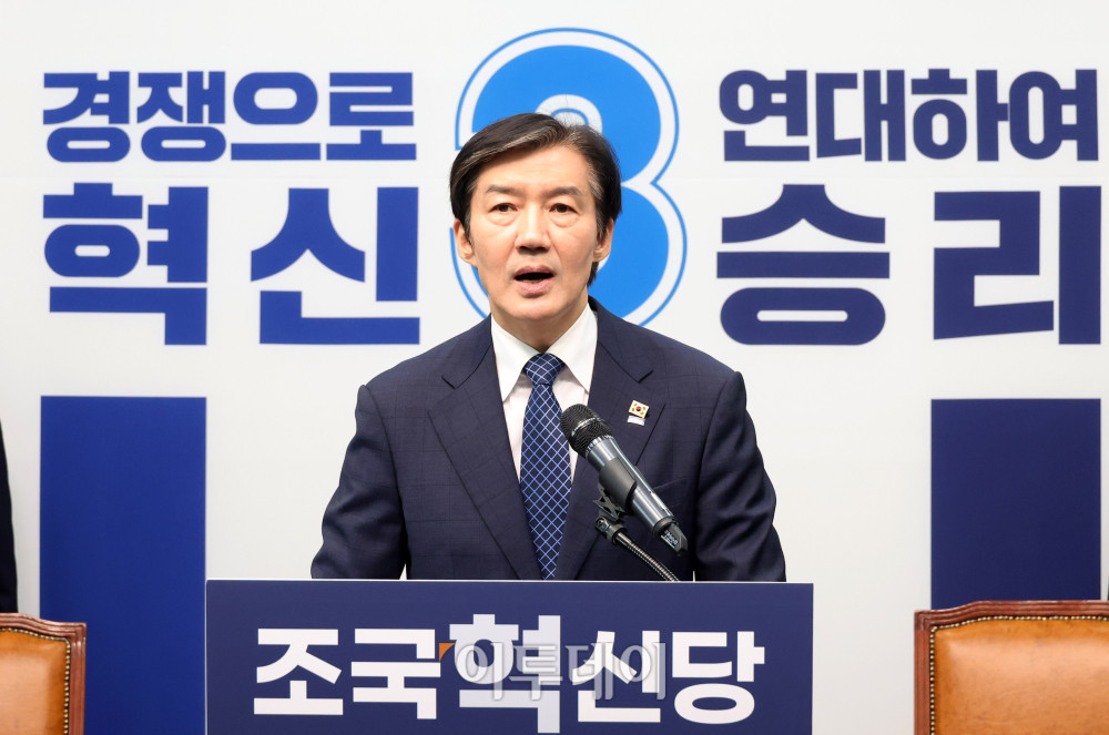 ▲조국 조국혁신당 대표가 14일 서울 여의도 국회에서 재보궐선거 출마 기자회견을 하고 있다. 이 자리에서 조 대표는 "6월 3일, 평택(을) 국회의원 재선거에 출마하겠다"며 "조국혁신당의 열세 번째 국회의원이 되어 집권 민주당 소속 의원보다 더 뜨거운 마음으로 ‘내란 완전 종식, 진짜 개혁 완수’라는 시대적 과제를 책임지고 실천하겠다"고 밝혔다. 고이란 기자 photoeran@