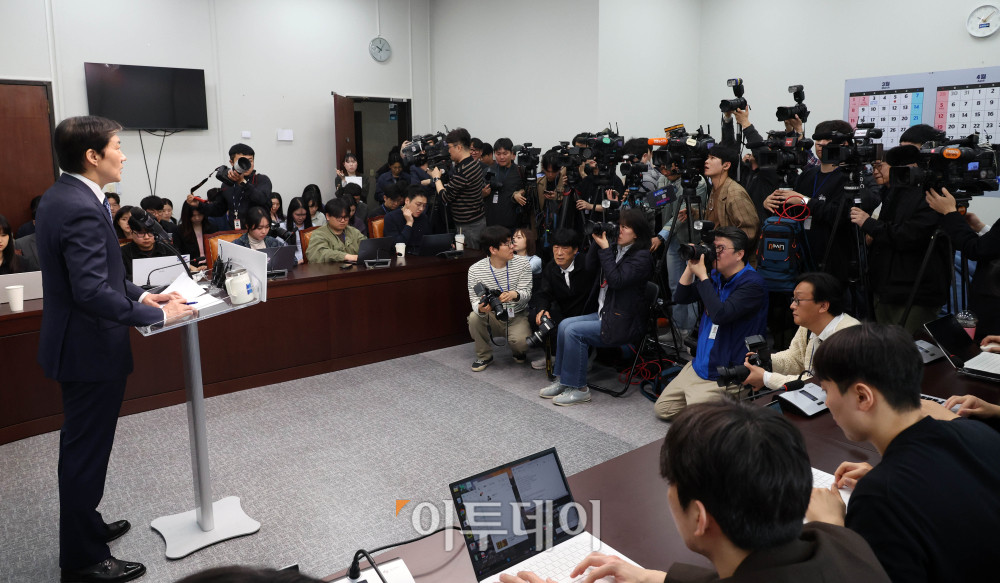 ▲조국 조국혁신당 대표가 14일 서울 여의도 국회에서 재보궐선거 출마 기자회견을 하고 있다. 이 자리에서 조 대표는 "6월 3일, 평택(을) 국회의원 재선거에 출마하겠다"며 "조국혁신당의 열세 번째 국회의원이 되어 집권 민주당 소속 의원보다 더 뜨거운 마음으로 ‘내란 완전 종식, 진짜 개혁 완수’라는 시대적 과제를 책임지고 실천하겠다"고 밝혔다. 고이란 기자 photoeran@
