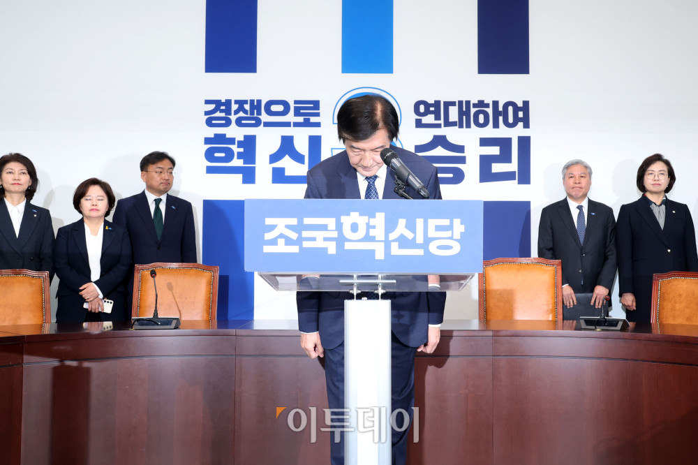 ▲조국 조국혁신당 대표가 14일 서울 여의도 국회에서 재보궐선거 출마 기자회견을 마치고 인사하고 있다. 이 자리에서 조 대표는 "6월 3일, 평택(을) 국회의원 재선거에 출마하겠다"며 "조국혁신당의 열세 번째 국회의원이 되어 집권 민주당 소속 의원보다 더 뜨거운 마음으로 ‘내란 완전 종식, 진짜 개혁 완수’라는 시대적 과제를 책임지고 실천하겠다"고 밝혔다. 고이란 기자 photoeran@