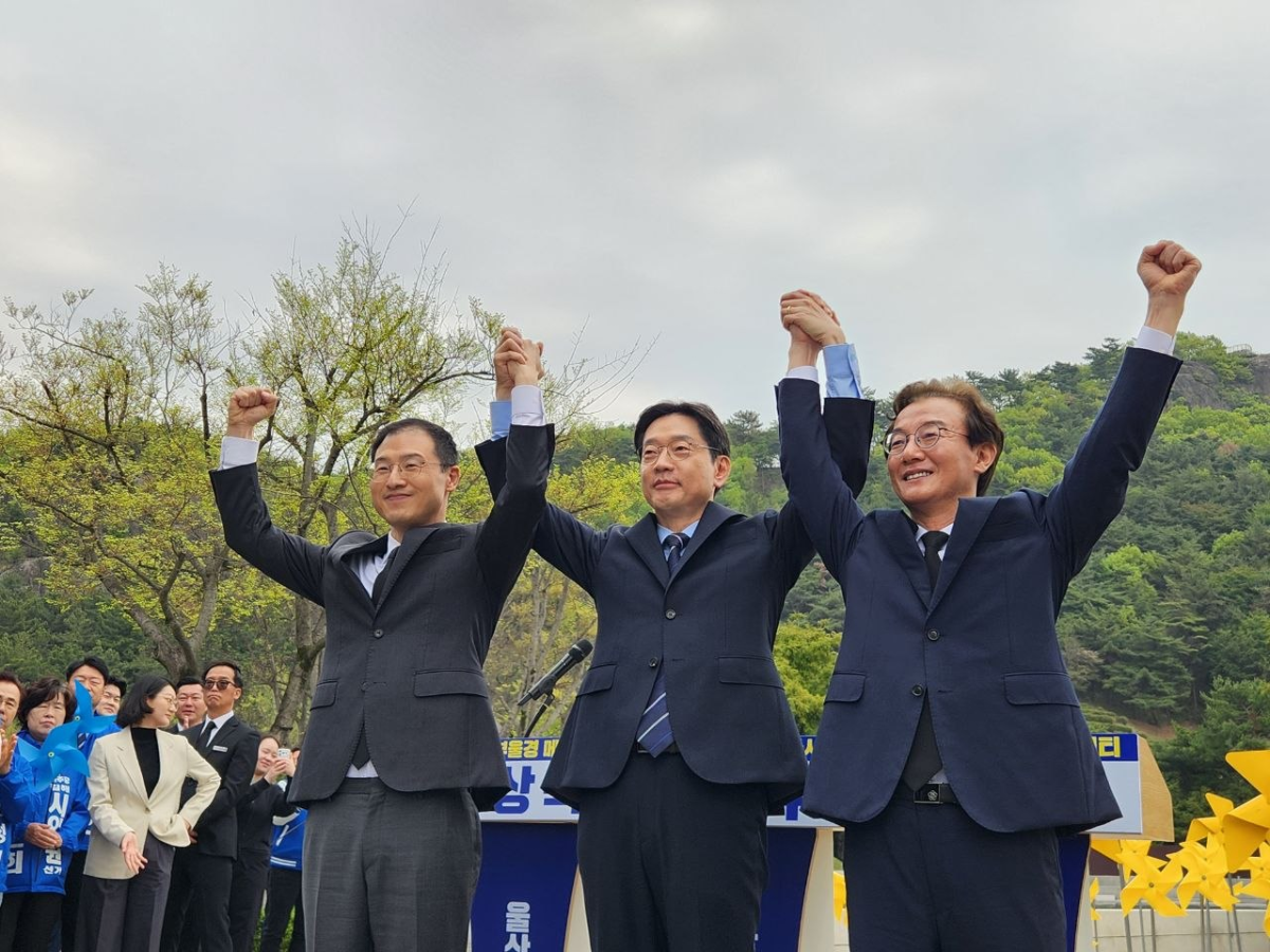 ▲봉하마을에서 김상욱 울산시장 후보- 김경수 경남도지사후보 - 전재수 부산시장 후보(좌로부터)가 공동선언 후 포즈를 취하고 있다. (사진제공=전재수 후보 캠프)