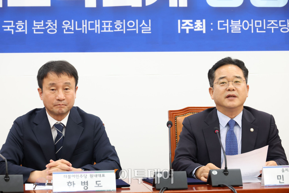 ▲14일 서울 여의도 국회에서 열린 더불어민주당 을지로위원회 석유화학-플라스틱업계 상생협약식에서 민병덕 을지로위원장이 발언을 하고 있다. 왼쪽은 한병도 원내대표. 고이란 기자 photoeran@