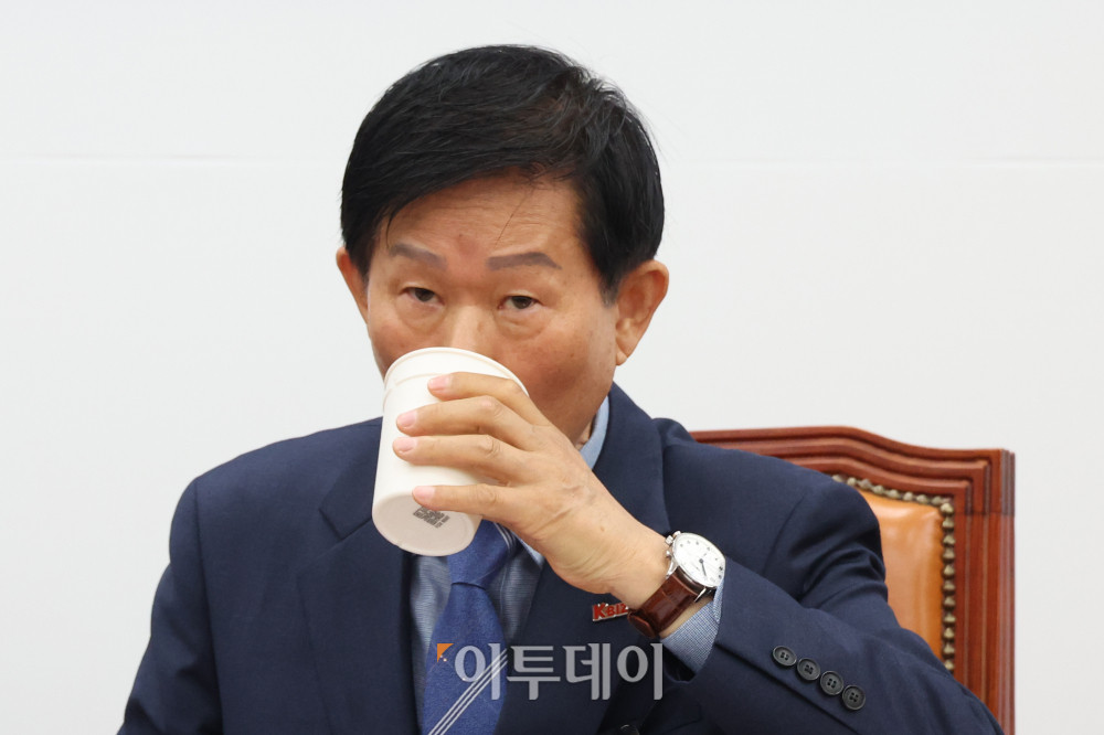 ▲14일 서울 여의도 국회에서 열린 더불어민주당 을지로위원회 석유화학-플라스틱업계 상생협약식에서 채정묵 한국프라스틱공업협동조합연합회장이 물을 마시고 있다. 고이란 기자 photoeran@