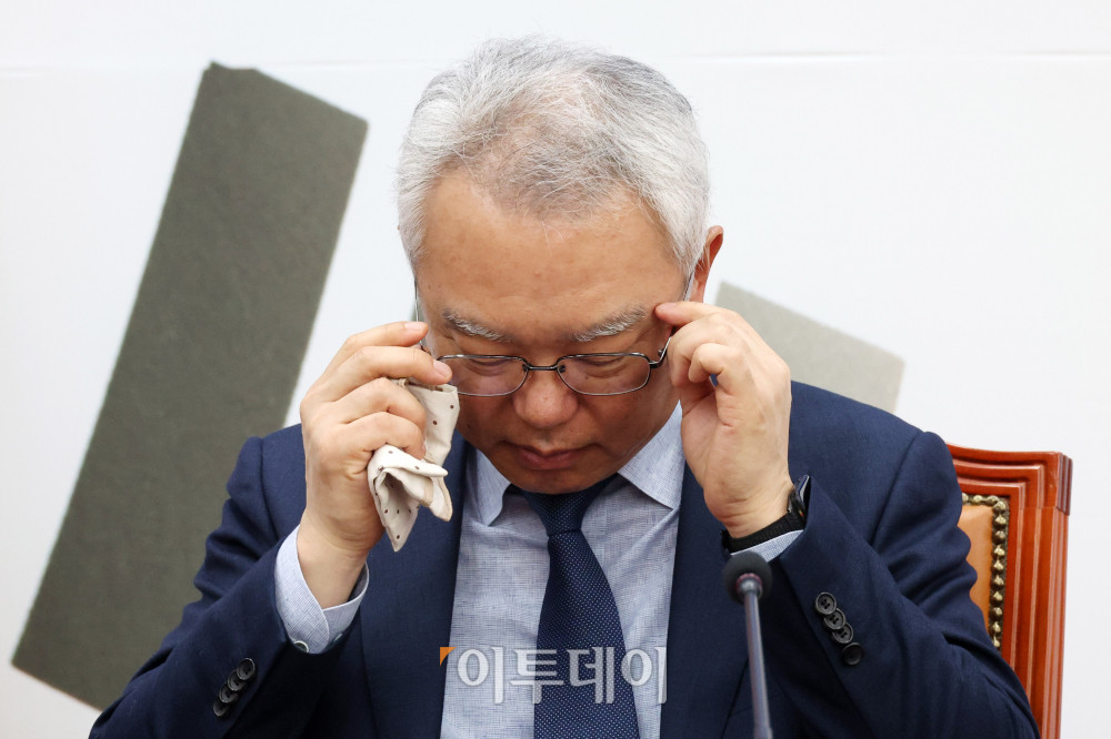 ▲14일 서울 여의도 국회에서 열린 더불어민주당 을지로위원회 석유화학-플라스틱업계 상생협약식에서 문경원 한화솔루션 부사장이 안경을 고쳐쓰고 있다. 고이란 기자 photoeran@
