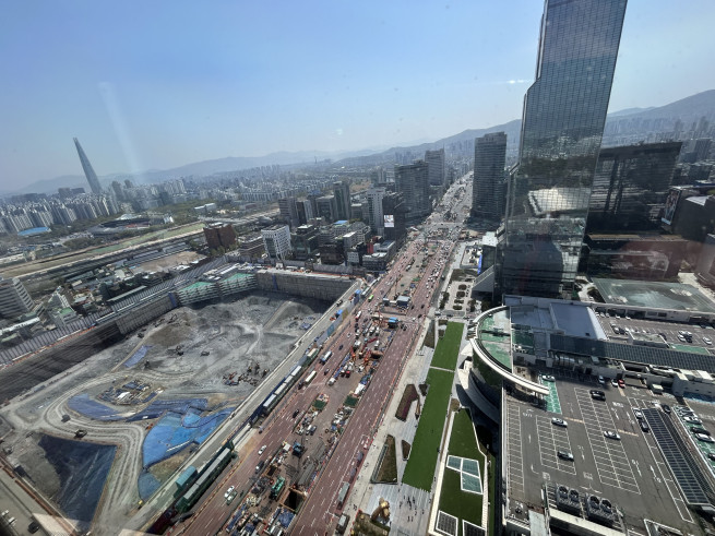 ▲서울 강남구 코엑스에서 영동대로 일대를 바라본 모습. 왼쪽으로 현대자동차 글로벌비즈니스콤플렉스(GBC) 공사 현장이 보인다. (천상우 1000tkddn@)