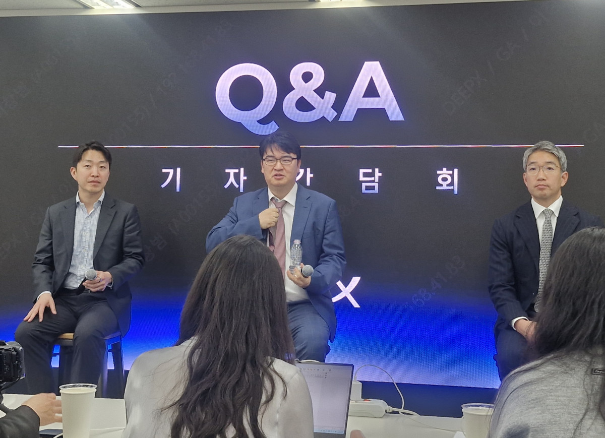 ▲(왼쪽부터)고범석 딥엑스 이사, 김녹원 대표, 조영호 CFO가 기자간담회에서 기자들의 질문에 답변하고 있다. 손희정 기자 sonhj1220@